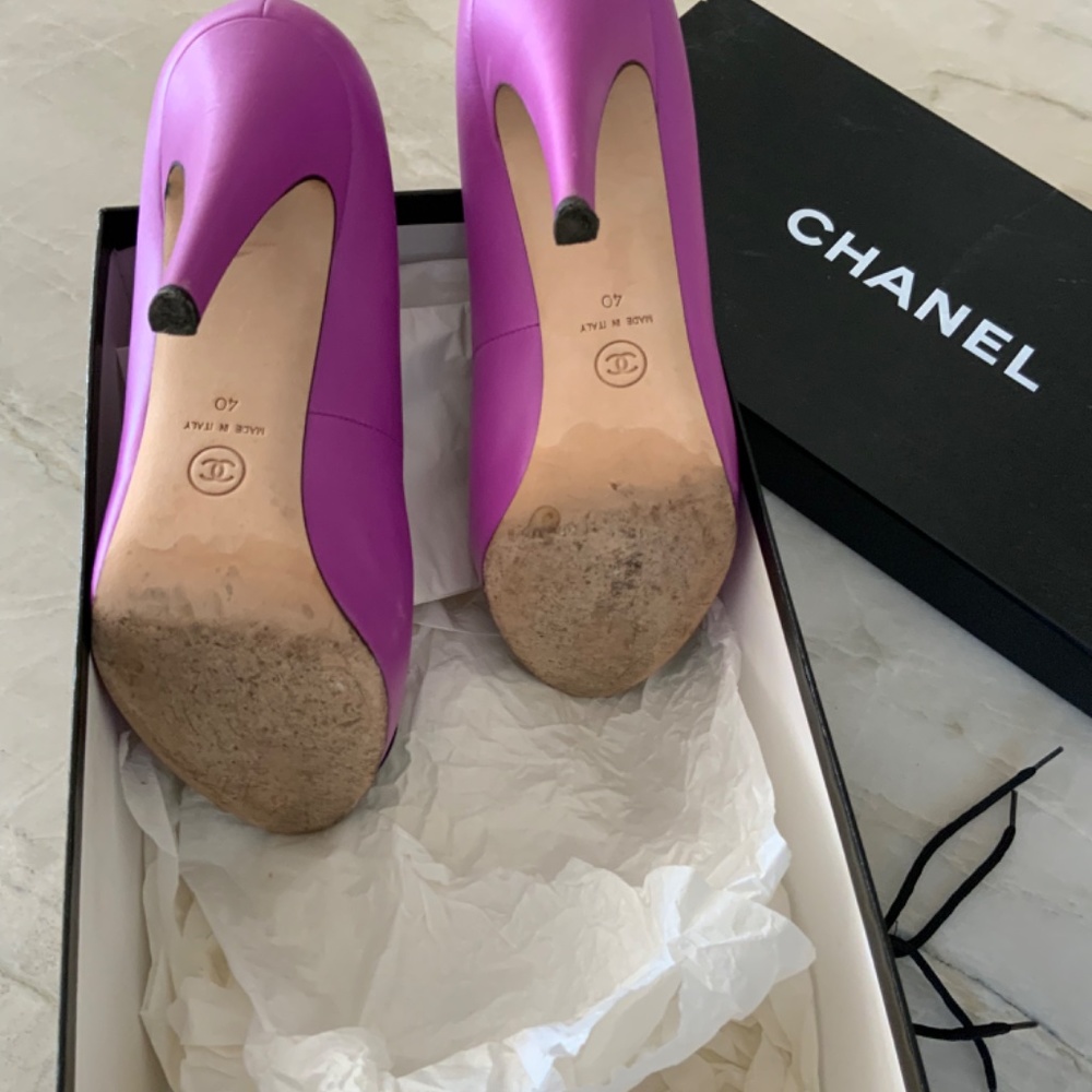 Chanel Fuschia Pumps with Navy Cap Toe with Original Box, size 40 - Picture 3 of 8